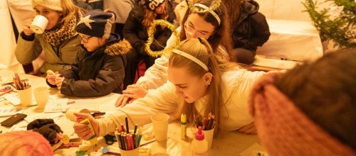 Kinder basteln im Himmlischen Postamt.