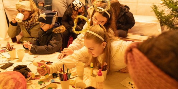 Kinder basteln im Himmlischen Postamt.