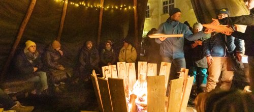 Lachs gibt es bei der Isnyer Schlossweihnacht im finnischen Tipi.