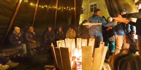 Lachs gibt es bei der Isnyer Schlossweihnacht im finnischen Tipi.