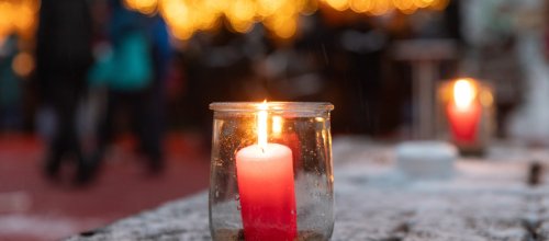 Kerzenschein macht die Isnyer Schlossweihnacht besonders gemütlich.