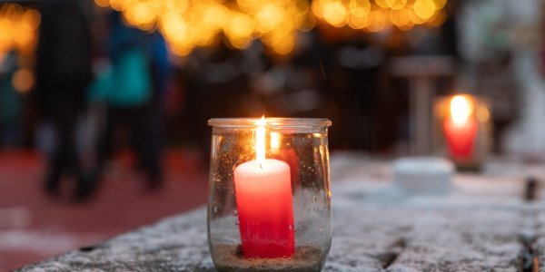 Kerzenschein macht die Isnyer Schlossweihnacht besonders gemütlich.