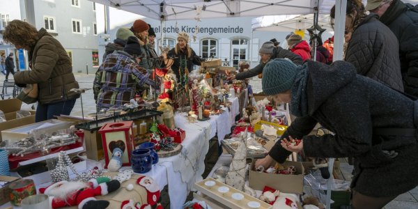 Beim 1. Isnyer Adventsmarkt kann man über den Weihnachtsflohmarkt stöbern.Foto: Liane Menz