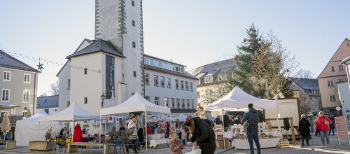 Isnyer Adventsmärkte finden auf dem Marktplatz rund um den Christbaum statt.Foto: Liane Menz
