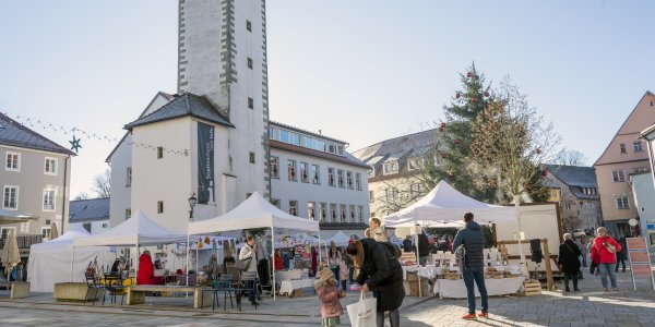 Isnyer Adventsmärkte finden auf dem Marktplatz rund um den Christbaum statt.Foto: Liane Menz