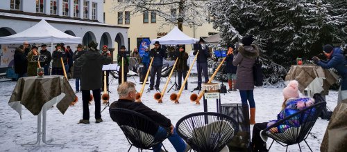Isnyer Adventsmärkte Musik und Geselligkeit auf dem Marktplatz.