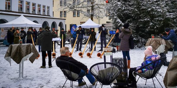 Isnyer Adventsmärkte Musik und Geselligkeit auf dem Marktplatz.