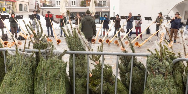 Isnyer Adventsmärkte - Alphornblaeser am Marktplatz. Foto: Ernst Fesseler