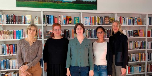 Das Büchereiteam (von links): Barbara Rau, Katja Grob, Maren Sziede, Unna Ghosh und Johanna Röttig. Foto: Stadtbücherei