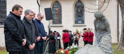 Bürgermeister Rainer Magenreuter (von links), der stellvertretende Bürgermeister Dr. Alexander Sochor, Thomas Frommknecht und Michael Strätz während der Gedenkfeier am Ölberg.
