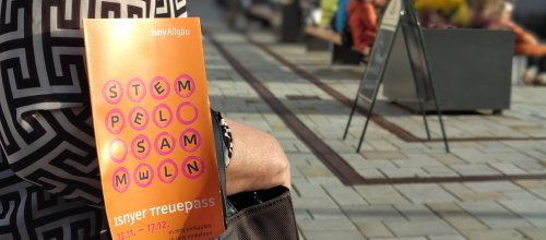 Mit dem Treuepass in der Tasche durch die Adventszeit in Isny: nur wer mitmacht, kann gewinnen. Foto: IMG/C. Brockhoff