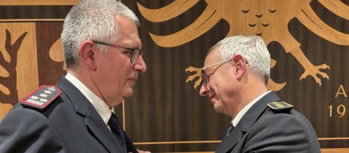 Kreisbrandmeister Oliver Surbeck (rechts) zeichnet Gesamtfeuerwehrkommandant Claus Frey mit der Bevölkerungsschutz-Ehrenmedaille aus. Foto: Stadt Isny