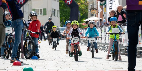 Begeistere Kinder beim Allgäu Radmarathon