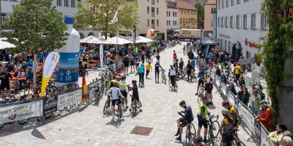 Die Radler mitten am Marktplatz beim Allgäu Radmarathon