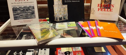 In der Zentrale des Rathauses gibt es eine schöne Auswahl an Büchern über Isny und seine Geschichte. Foto: Stadt Isny