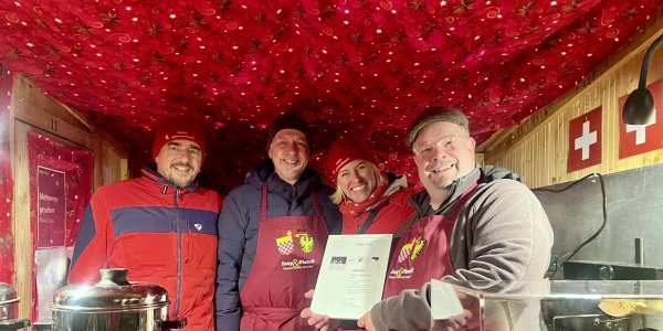 Rainer Magenreuter (von links) mit Frank Reubold, Katrin Mechler und Jan Rübsam am Stand des Partnerschaftskreises Isny/Flawil. Foto: Chantal Lang