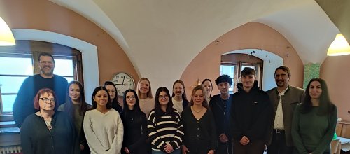 Die jungen Freiwilligen mit Bürgermeister Rainer Magenreuter, Matthias Hellmann und Sabine Rohde. Foto: Stadt Isny