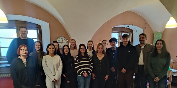Die jungen Freiwilligen mit Bürgermeister Rainer Magenreuter, Matthias Hellmann und Sabine Rohde. Foto: Stadt Isny
