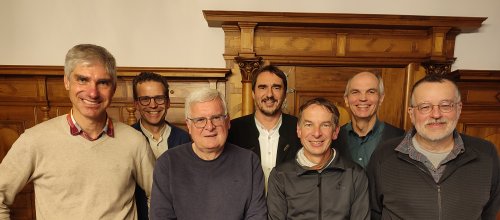 Jochen Rimmele (von links), Martin Schöllhorn, Rolf Pawelka, Bürgermeister Rainer Magenreuter, Edgar Jans, Dirk Holst und Dietrich Oehring freuen sich, dass es mit der Nachbarschaftshilfe in Isny im Jahr 2026 weitergeht. Foto: Stadt Isny