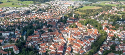 Die Stadtsilhouette im Abendlicht
