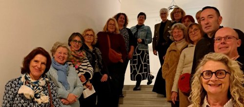 Die Dozenten und das vhs-Team während ihres Rundgangs durchs Schloss. Foto: vhs