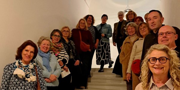 Die Dozenten und das vhs-Team während ihres Rundgangs durchs Schloss. Foto: vhs