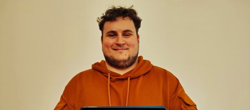 Christoph Schäfer zeigt das rund um die Uhr erreichbare digitale Rathaus auf der städtischen Homepage www.isny.de.  Foto: Stadt Isny