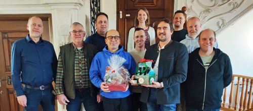 Hauptamtsleiter Frank Reubold (von links), Bauhofleiter Albert Kolb, Markus Rist, Hubert Nachbauer, Personalrat Ralf Schädler, Personalleiterin Sara Neff, Bürgermeister Rainer Magenreuter sowie die Bauhofmitarbeiter Andreas Menner, Thomas Maushart und Frank Schiller. Foto: Stadt Isny