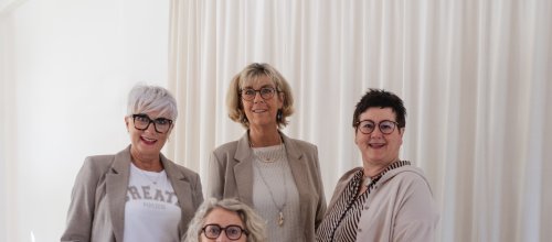 Das vhs-Team (von links) Andrea Friedl, Gabriele Böschl (sitzend), Gudrun Albrecht und Heike Hengge. Foto: vhs