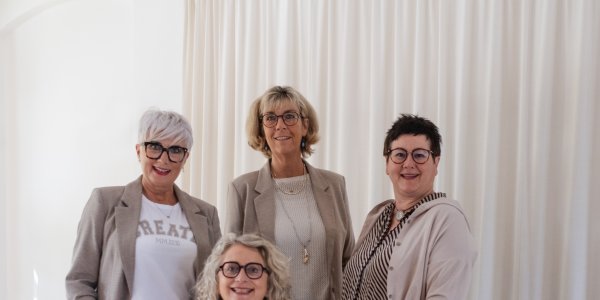 Das vhs-Team (von links) Andrea Friedl, Gabriele Böschl (sitzend), Gudrun Albrecht und Heike Hengge. Foto: vhs