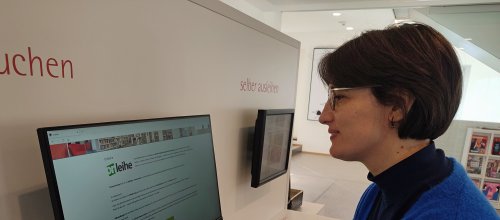 Maren Sziede zeigt die Onleihe Bodensee-Oberschwaben in der Stadtbücherei. Foto: Stadt Isny/Michael Panzram