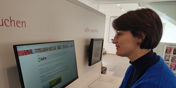 Stadtbüchere ist Teil der Onleihe Bodensee-Oberschwaben Maren Sziede zeigt die Onleihe Bodensee-Oberschwaben in der Stadtbücherei. Foto: Stadt Isny/Michael Panzram