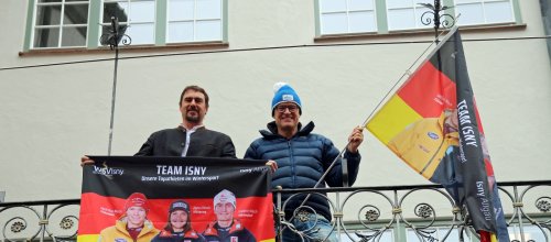 Bürgermeister Rainer Magenreuter (links) und Hannes Mechler, Vorsitzender des WSV Isny, mit Fahne und Flagge für Team Isny bei den Olympischen Winterspielen. Foto: Stadt Isny/Michael Panzram