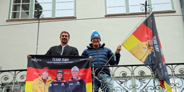 Bürgermeister Rainer Magenreuter (links) und Hannes Mechler, Vorsitzender des WSV Isny, mit Fahne und Flagge für Team Isny bei den Olympischen Winterspielen. Foto: Stadt Isny/Michael Panzram