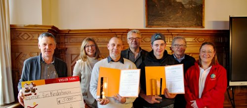 Auszeichnung von zwei Alltagshelden (von links): Johannes Buhmann (Kinderhospiz Bad Grönenbach), Bianca Wischnewski (Heldenstiftung), Jens Fischer (Alltagsheld), Thomas Fritz (Heldenstiftung), Bastian Prinz (Alltagsheld), Gebhard Mayer (stellvertretender Bürgermeister), Sandra Heine (Jugendrotkreuz Wangen). Foto: Stadt Isny/Michael Panzram