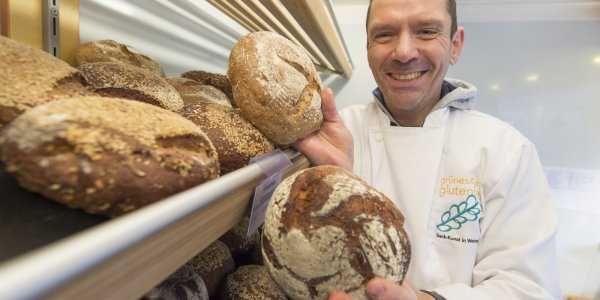 Der Bäcker- und Konditormeister Martin Schmidt von grünesKorn ist stolz auf seine glutenfreien Backwaren Wochenmarktbeschicker