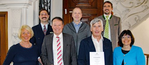 Schriftführerin Sibylle Lenz (von links), Vorstandsmitglied Florian Grimm, Regierungspräsident Klaus Tappeser, Vorstandsmitglied Frank Reubold, der Stiftungsvorsitzende Rainer Leuchtle, Bürgermeister Rainer Magenreuter und die stellvertretende Stiftungsvorsitzende Monika Hodrus bei der Übergabe der Anerkennungsurkunde an die Bürgerstiftung Isny im Allgäu. Foto: Stadt Isny/Michael Panzram