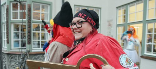 Zunftmeisterin Manuela Benes mit dem goldenen Schlüsseln. Die Narren haben die Macht im Isnyer Rathaus übernommen. Foto: Stadt Isny/Michael Panzram