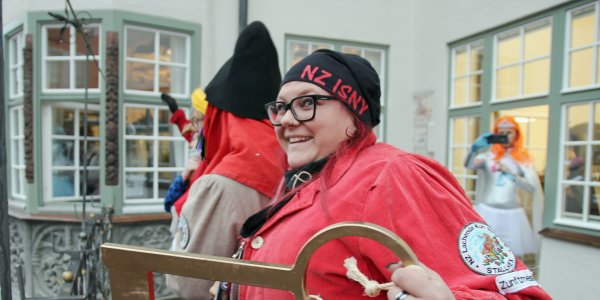 Zunftmeisterin Manuela Benes mit dem goldenen Schlüsseln. Die Narren haben die Macht im Isnyer Rathaus übernommen. Foto: Stadt Isny/Michael Panzram