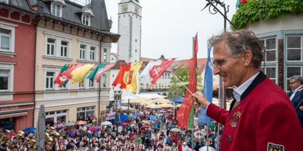 Thomas Herz gibt sein Abschlusskonzert Fast ein halbes Jahrhundert lang war Thomas Herz als Musiklehrer tätig. Mit einem Abschlusskonzert im Kurhaus in Isny verabschiedet er sich in Rente. Foto: Stadt Isny/Liane Menz