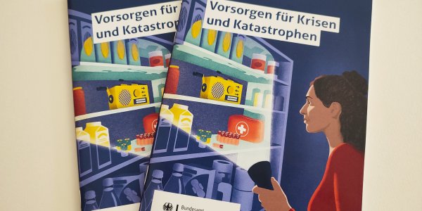 Ratgeber zu Vorsorgen für Krisen und Katastrophen Der Ratgeber des Bundesamts für Bevölkerungsschutz und Katastrophenhilfe. Foto: Stadt Isny/Michael Panzram
