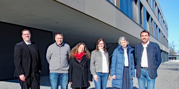 Matthias Hellmann (Geschäftsführer Kinder- und Jugendarbeit Isny), Johannes Katein (Leitung Georg-Kerschensteiner-Schule), Beate Kamp (Bereichsleitung Bildungszentrum), Ulrike Schädler (Karrierebegleiterin), Wanda Rohse (Schulleiterin Verbundschule am Rotmoos) und Bürgermeister Rainer Magenreuter. Foto: Stadt Isny/Michael Panzram