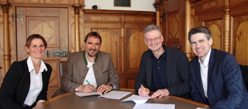 Stadtkämmerin Christiane Höllring (von links), Bürgermeister Rainer Magenreuter, Markus Kittl und Stefan Heck (beide Thüga Energienetze) bei der Unterzeichnung des neuen Gaskonzessionsvertrags. Foto: Stadt Isny/Michael Panzram