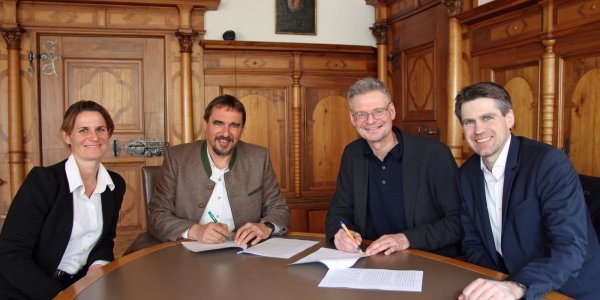 Stadtkämmerin Christiane Höllring (von links), Bürgermeister Rainer Magenreuter, Markus Kittl und Stefan Heck (beide Thüga Energienetze) bei der Unterzeichnung des neuen Gaskonzessionsvertrags. Foto: Stadt Isny/Michael Panzram