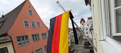 In der Espantorstraße weht am Rathaus eine Deutschlandflagge mit Trauerflor. Foto: Stadt Isny/Michael Panzram