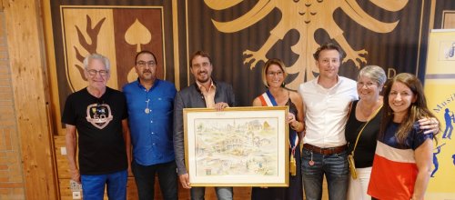 Virginie Lutrot und Rainer Magenreuter (beide in der Bildmitte) mit Vertretern der Partnerstädte Isny und Notre-Dame-de-Gravenchon während der Feierlichkeiten zum 50-jährigen Jubiläum der Städtepartnerschaft im Jahr 2022. Foto: Stadt Isny/Barbara Rau