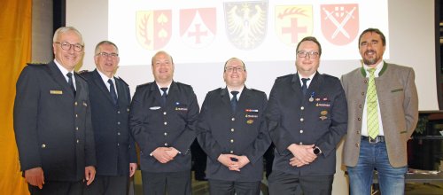 Kreisbrandmeister Oliver Surbeck (von links), Claus Frey, Andreas Angele, Dominik Lubrich, Christian Staib und Bürgermeister Rainer Magenreuter. Foto: Stadt Isny/Michael Panzram