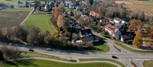 Die Fahrbahn der L318 - hier die Kreuzung zwischen Isny-Vorstadt und Kleinhaslach - wird im Sommer erneuert. Foto: Stadt Isny/Liane Menz