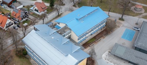 Noch ist die Grundschule am Rain auf dem Siloahgelände untergebracht. Ab Herbst 2027 wird es in den umgebauten Gebäudeteilen E+F im Schulzentrum Isny als Ganztagesschule weitergehen. Foto: Stadt Isny/Liane Menz