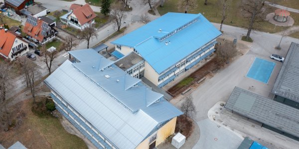 Noch ist die Grundschule am Rain auf dem Siloahgelände untergebracht. Ab Herbst 2027 wird es in den umgebauten Gebäudeteilen E+F im Schulzentrum Isny als Ganztagesschule weitergehen. Foto: Stadt Isny/Liane Menz